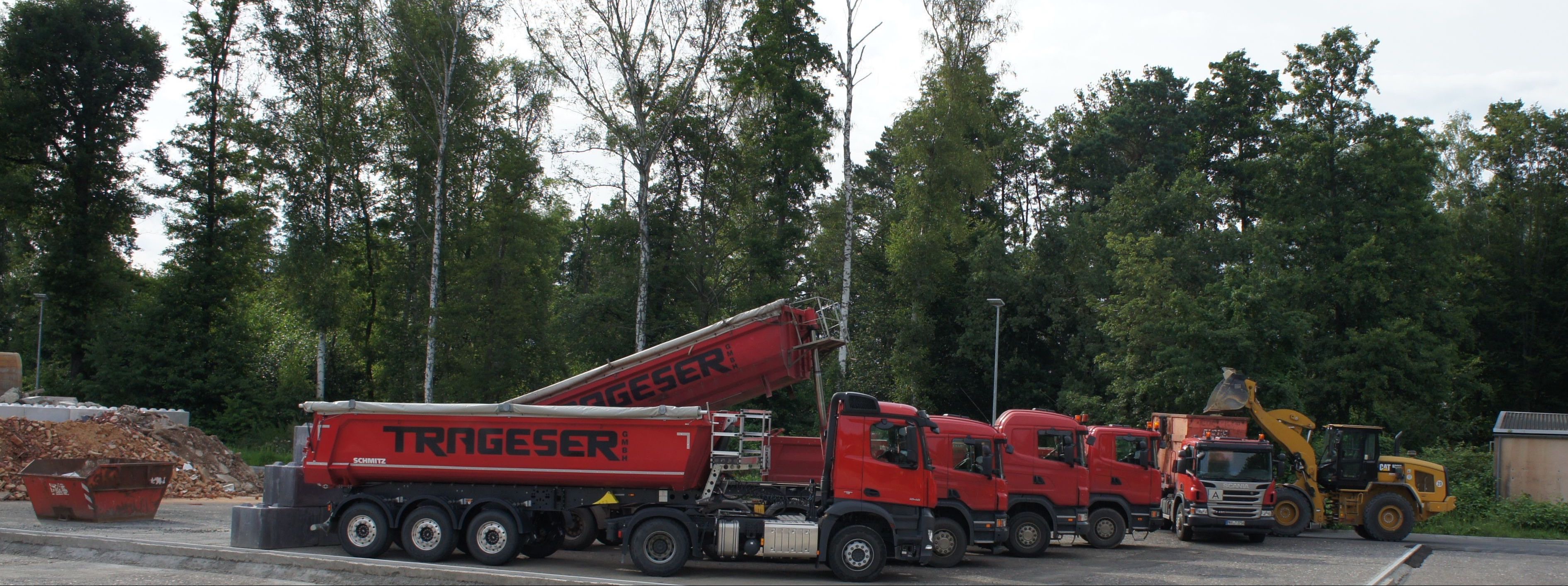 LKWs der Firma Trageser